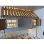 Abenteuerbett mit hoher Schutzwand für sicheres Spielen und Schlafen
